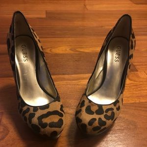 guess pumps leopard
